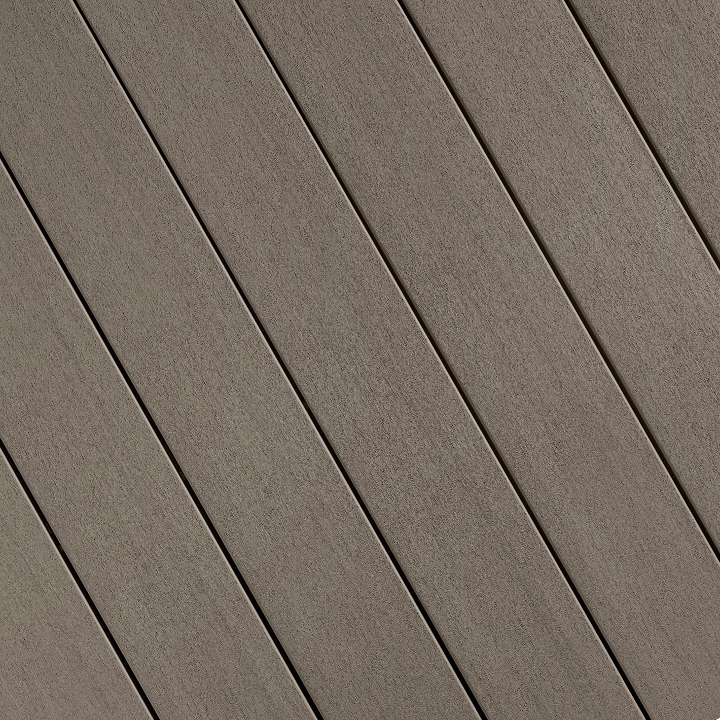 Terrasse composite moderne dans un petit patio au Québec
